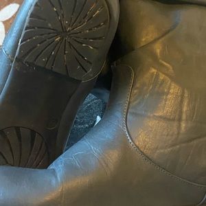Boots gray over the knew rarely worn